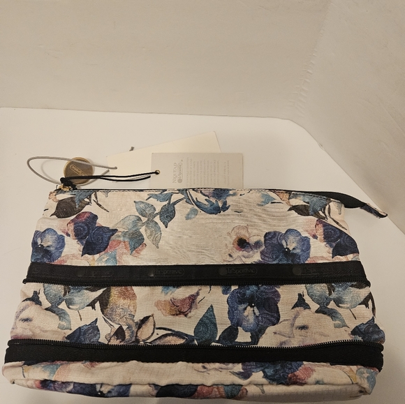Lesportsac Niquea.D Bags Lesportsac Niquead Clutch Purse Papyrus